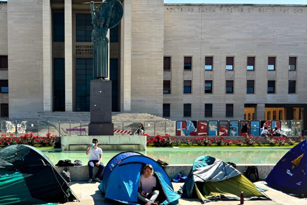 Caro affitti, studenti in tenda alla Sapienza: “Avere casa a Roma è diventato un privilegio per pochi” 13