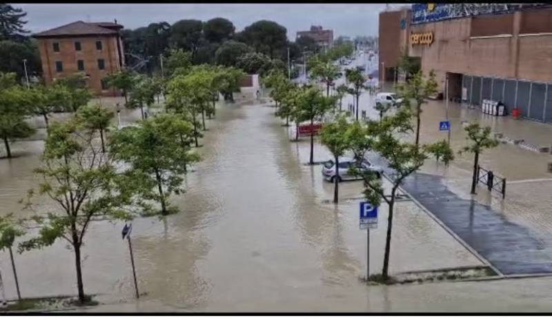 Maltempo in Emilia-Romagna e Marche: mamma e figlia salvate a nuoto dai vicini 3