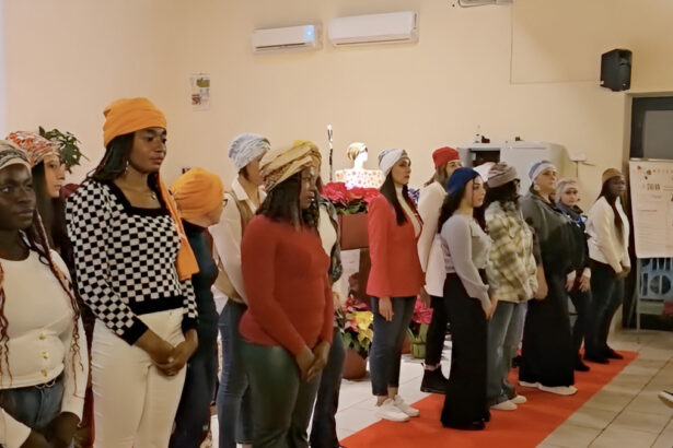 A Napoli le donne migranti realizzano copricapi per le pazienti oncologiche 13