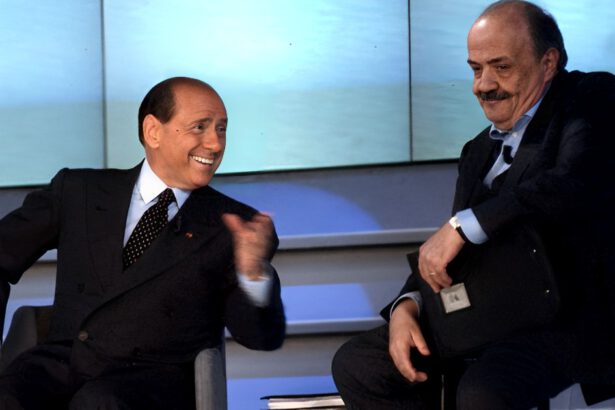 Quando Costanzo e Berlusconi scherzarono sulla morte: "Siamo vecchietti noi e con un piede nella tomba” 18