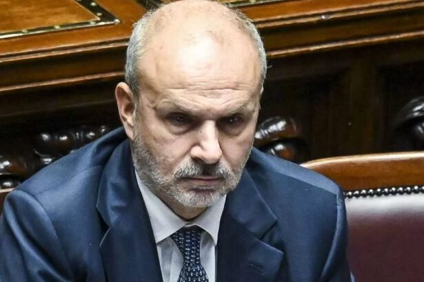 Covid, nuove regole: nessun obbligo vaccinale per i medici e mascherine negli ospedali 13