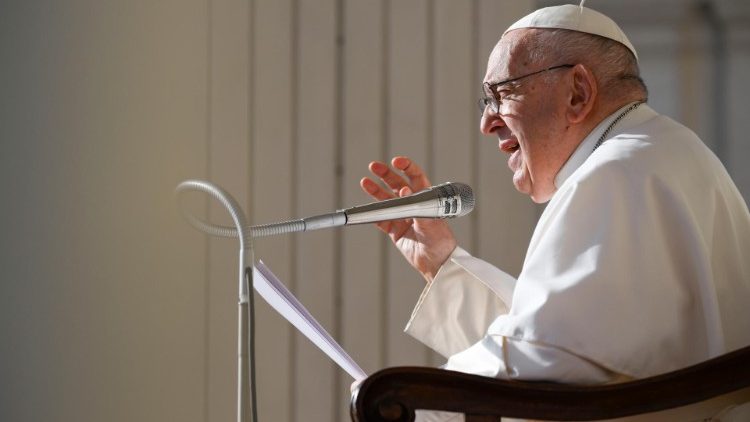 Sinodo, Papa Francesco: “Matrimonio solo tra uomo e donna, per lgbt sì a nuove forme di benedizione” 1