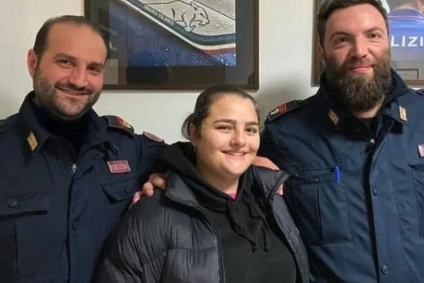 Nel traffico in crisi respiratoria ringrazia gli agenti che la salvano: “Siete degli angeli in divisa” 19