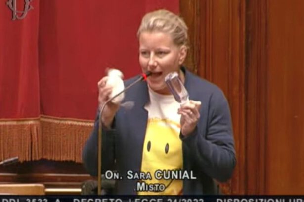 “Statemi lontano, ho aglio, paletto e acqua santa”: lo show della deputata No vax 58