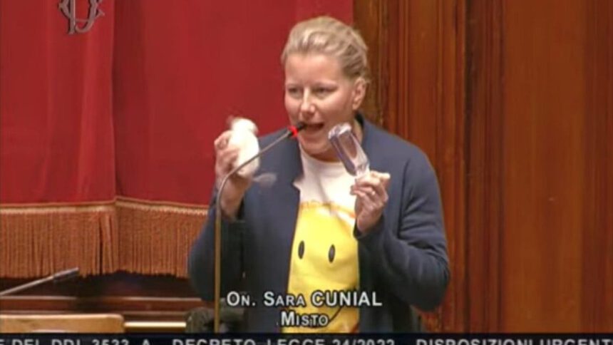 “Statemi lontano, ho aglio, paletto e acqua santa”: lo show della deputata No vax 1