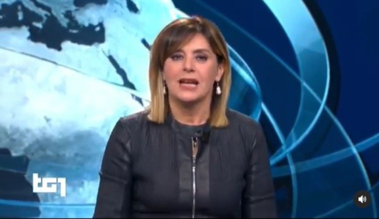 Dania Mondini contro i vertici del Tg1: "Chiusa in stanza con collega che non trattiene peti" 3 Dania Mondini contro i vertici del Tg1: "Chiusa in stanza con collega che non trattiene peti"