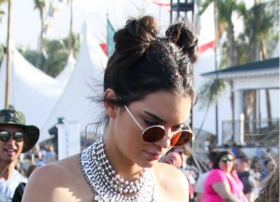 Acconciature estate 2023, arriva il caldo: come raccogliere i capelli fai da te 5 Acconciature estate 2023, arriva il caldo: come raccogliere i capelli fai da te 4