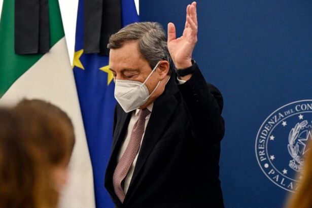 Draghi: “Ora basta o me ne vado”. Poi scansa i partiti e scrive a Casellati 18