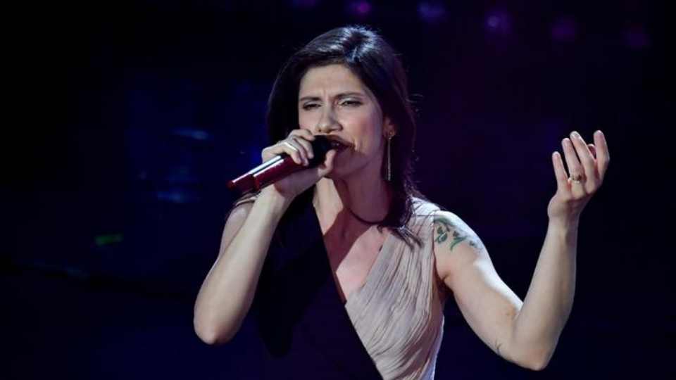 Concerto Elisa, cade la tettoia poco prima dell'evento: due feriti a Bassano del Grappa 3 Tettoia crollata, Elisa su Instagram: "I biglietti restano validi"