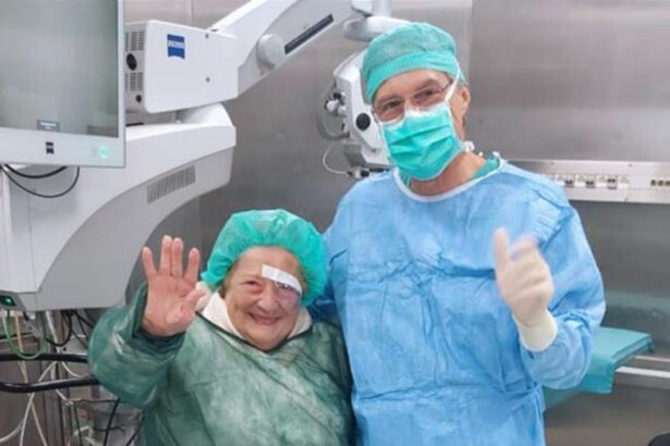 Emmanuela ritrova la vista a 102 anni dopo l'intervento: "Ora posso vedere i nipoti" 79