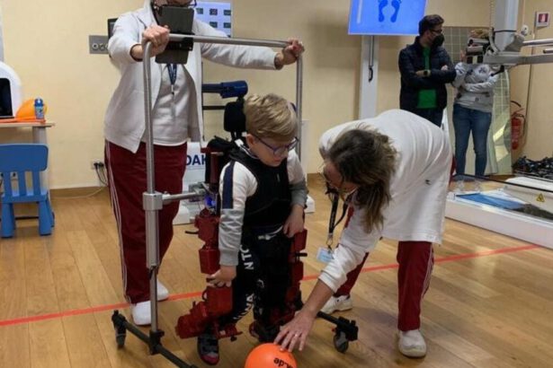 Al San Raffaele primo bimbo in Italia cammina grazie a un esoscheletro 15