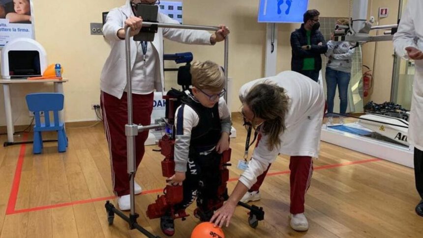 Al San Raffaele primo bimbo in Italia cammina grazie a un esoscheletro 1