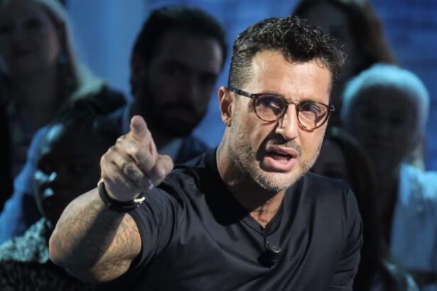 La Rai censura Corona che fa 3 nomi a Striscia: "Non ho potuto dire ciò che volevo, la TV bisogna farsela soli" 27