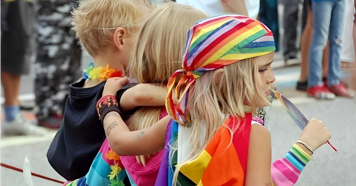 Il Governo Meloni dichiara guerra alle famiglie arcobaleno e Milano scende in piazza 17