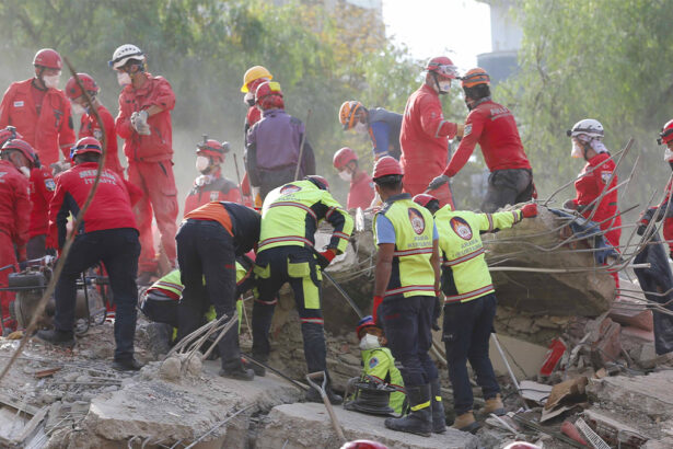 Turchia, 12enne estratto vivo dalle macerie dopo 62 ore: "Salvato dal corpo della madre" 19