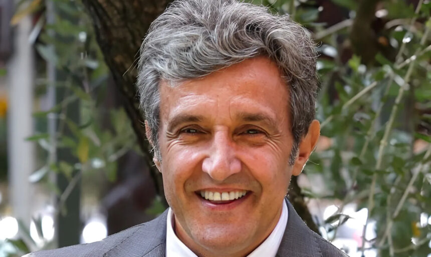 Flavio Insinna, si parla di un addio alla Rai: su quale emittente condurrà un nuovo preserale? 2 Flavio Insinna, si parla di un addio alla Rai: su quale emittente condurrà un nuovo preserale? 1