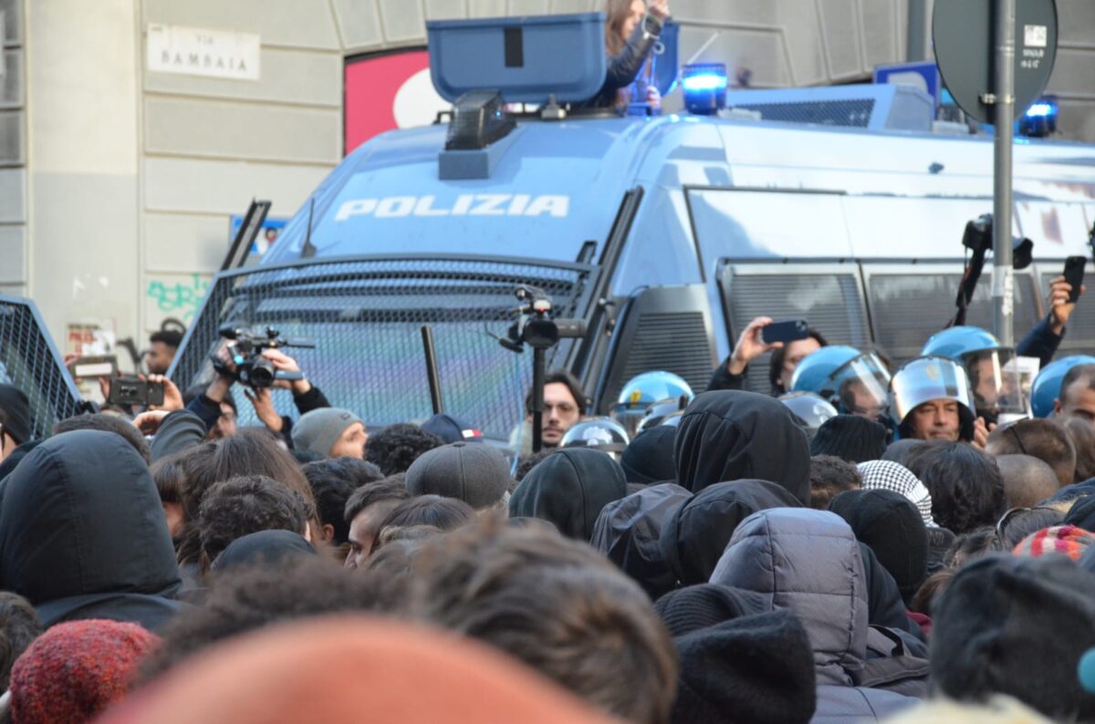 Manifestazioni e forze dell'ordine, quando lo striscione svanisce sotto il manganello 19