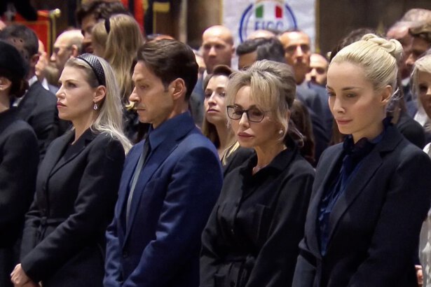 L'ultimo saluto a Berlusconi, 15mila in piazza per la fine di un'era: "Ma oggi è solo un uomo" 5