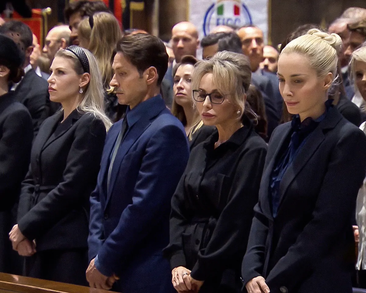 L'ultimo saluto a Berlusconi, 15mila in piazza per la fine di un'era: "Ma oggi è solo un uomo" 1