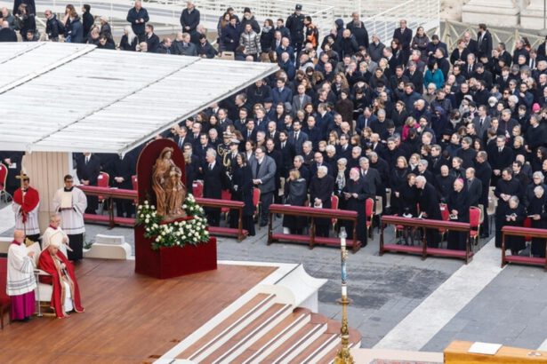 Funerali Benedetto XVI, in piazza San Pietro migliaia di fedeli 17