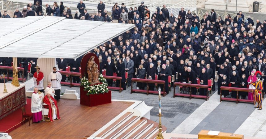 Funerali Benedetto XVI, in piazza San Pietro migliaia di fedeli 1