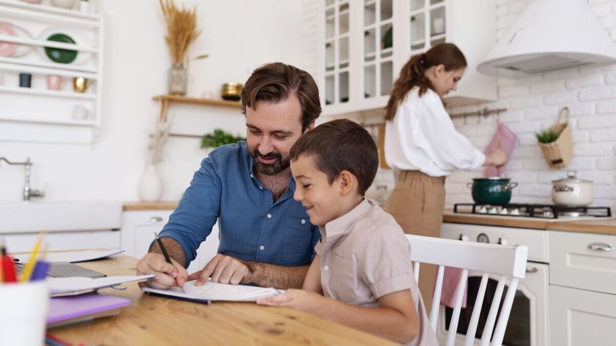 I genitori possono dividersi gli impegni familiari al meglio: 3 strategie 1