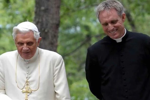 Chi è padre Georg Gänswein, vicino a Ratzinger dall’inizio del Pontificato alla sua morte 16