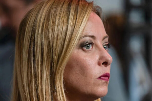 Le bollette aumentano di nuovo, +25% elettricità e +15% gas: "Stangata da 459 euro" 13