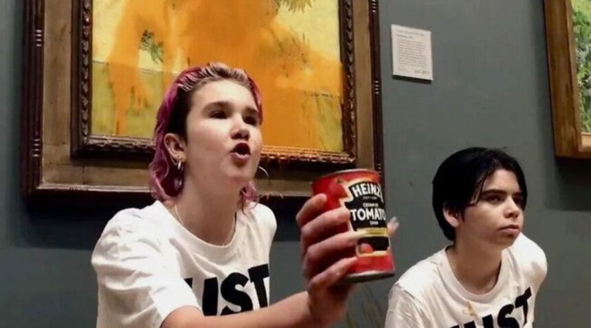 Ambientaliste imbrattano girasoli di Van Gogh con pomodoro: "Vi interessa l'arte o la vita?" 1