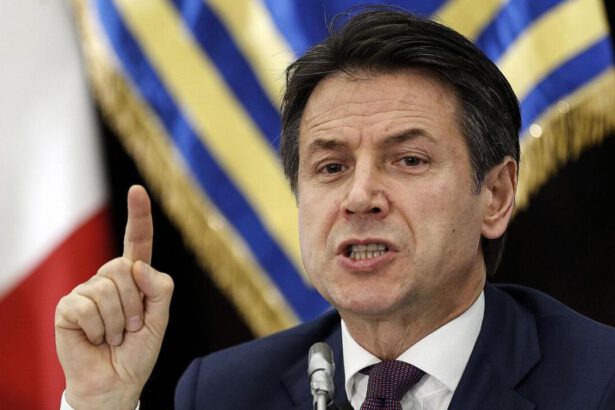 Stop al taglio dei vitalizi per ex senatori e familiari, insorge il M5S: "Regalo ai privilegiati" 20