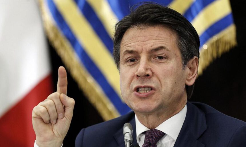 Stop al taglio dei vitalizi per ex senatori e familiari, insorge il M5S: "Regalo ai privilegiati" 2 Stop al taglio dei vitalizi per ex senatori e familiari, insorge il M5S: "Regalo ai privilegiati" 1