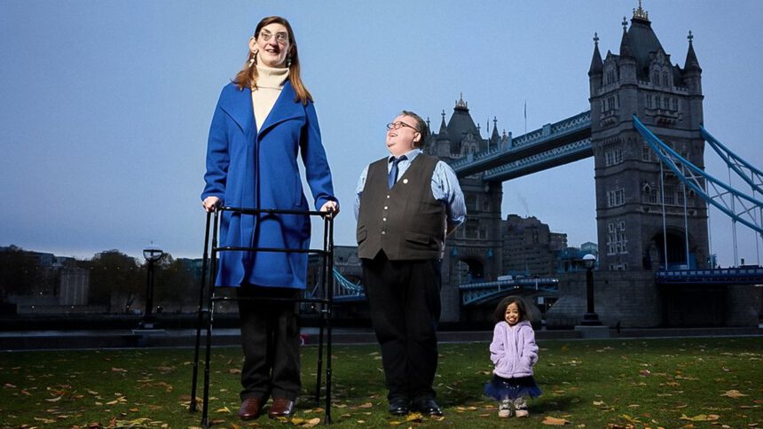 La donna più alta e più bassa del mondo si incontrano: "Essere diversi va bene" 1