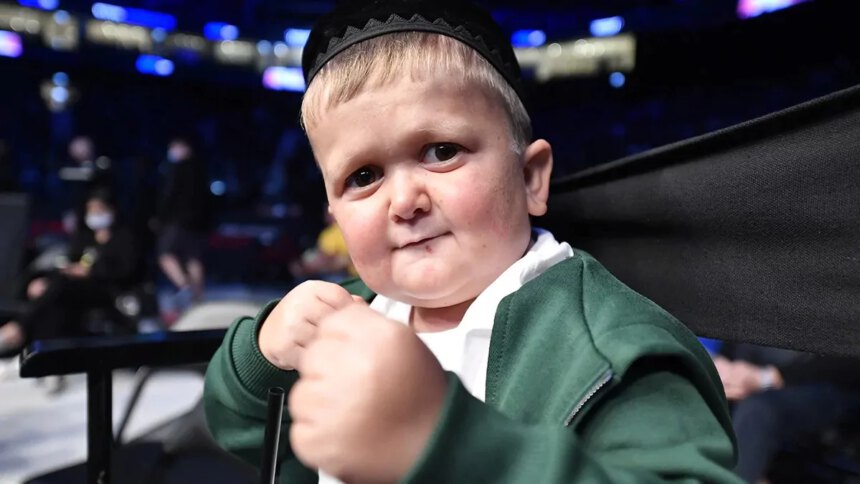 Chi è Hasbulla Magomedov, il "bambino" star del web: "Arrestato in Russia" 1
