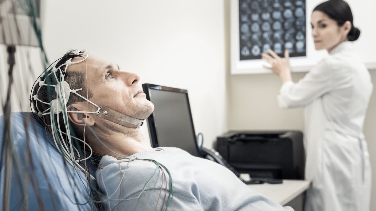 Uomo colpito da ictus e incapace di parlare, ora comunica in 2 lingue grazie a impianto cerebrale AI 17