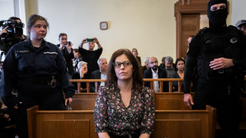Ilaria Salis, il Governo ungherese risponde al padre: "Sua figlia avrà il diritto di voto in carcere" 1