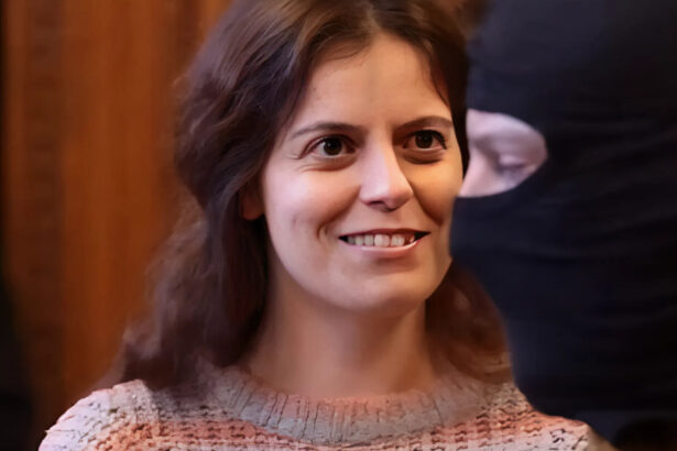 Ilaria Salis alle Europee: "Aiuterò chi vive un'ingiustizia come la mia, nessuno deve essere lasciato solo" 13