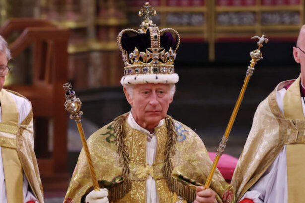 Incoronato Re Carlo III, ma è protesta: “La monarchia inglese è ancora necessaria?" 12