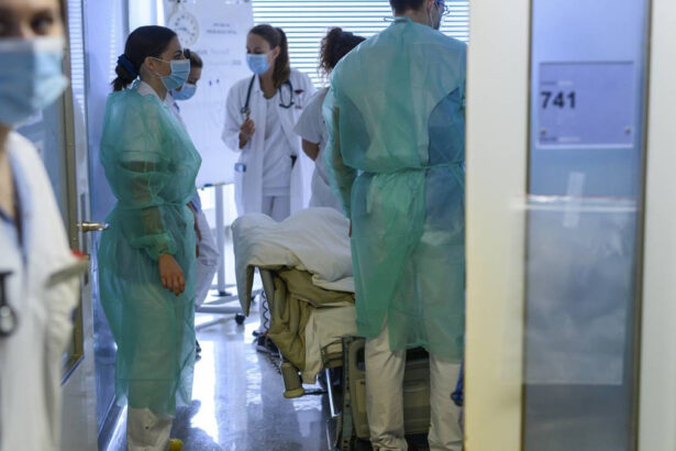 Medici e infermieri italiani in fuga in Svizzera: "Lì guadagnamo 3000 euro in più" 15