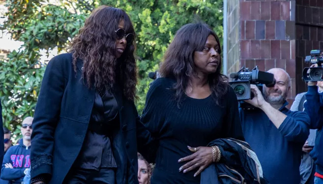 Bagno di folla ai funerali di Julia Ituma: "Non vergognatevi di avere paura del buio" 4 Bagno di folla ai funerali di Julia Ituma: "Non vergognatevi di avere paura del buio" 3