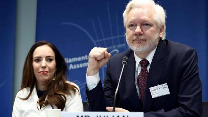 Julian Assange, primo discorso da uomo libero: "I giornalisti siano attivisti della verità" 2 Julian Assange, primo discorso da uomo libero: "I giornalisti siano attivisti della verità" 1