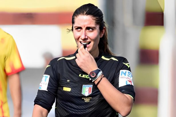 Chi è l'arbitra Cristiana Laraspata, che ha soccorso tifoso colto da malore: "Ho fatto di tutto" 9