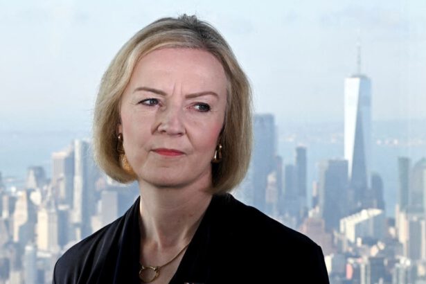 La premier inglese Truss si è dimessa: le ragioni dietro il suo gesto 14