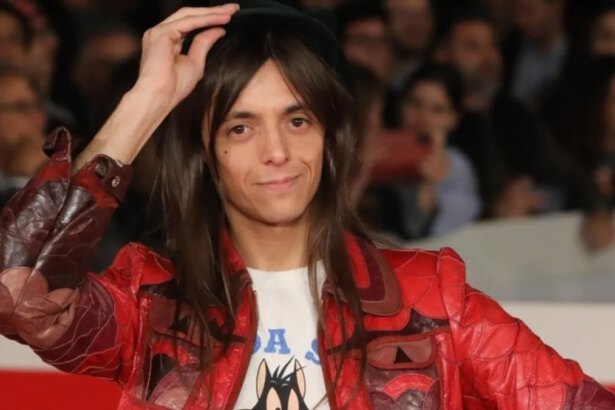 Chi è Lucio Corsi, va oltre gli stereotipi e porta sul palco le sue fragilità 11