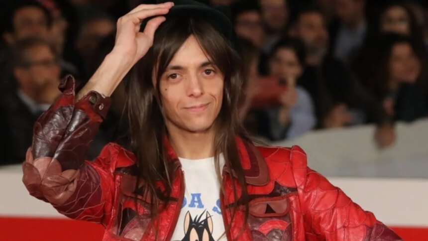 Chi è Lucio Corsi, va oltre gli stereotipi e porta sul palco le sue fragilità 1