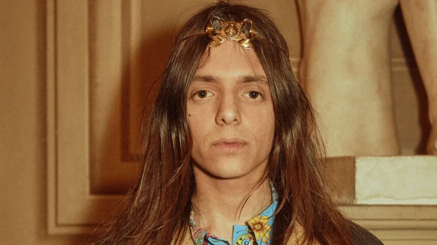 Lucio Corsi, cosa faceva prima di Sanremo? È stato modello per Gucci nel 2018 1