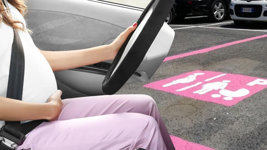 Arrivano le strisce rosa, mamme e donne incinte potranno parcheggiare in aree riservate 1
