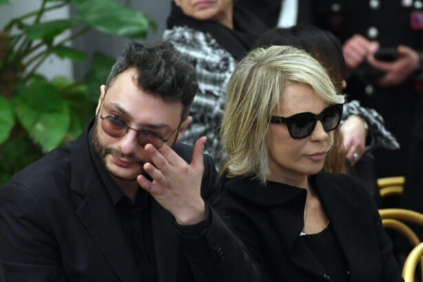 La famiglia smentisce il calcolo dell'eredità di Costanzo: "Maria De Filippi addolorata da queste falsità" 9