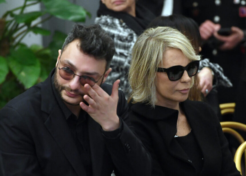 La famiglia smentisce il calcolo dell'eredità di Costanzo: "Maria De Filippi addolorata da queste falsità" 2 La famiglia smentisce il calcolo dell'eredità di Costanzo: "Maria De Filippi addolorata da queste falsità" 1