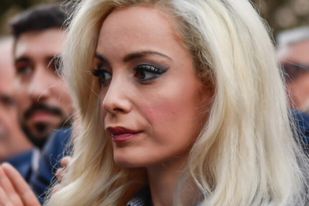 È scontro tra Fascina e i figli di Berlusconi: "Sfrattata da Arcore e ridotta l'eredità" 17