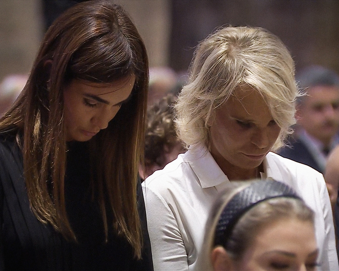 L'ultimo saluto a Berlusconi, 15mila in piazza per la fine di un'era: "Ma oggi è solo un uomo" 9